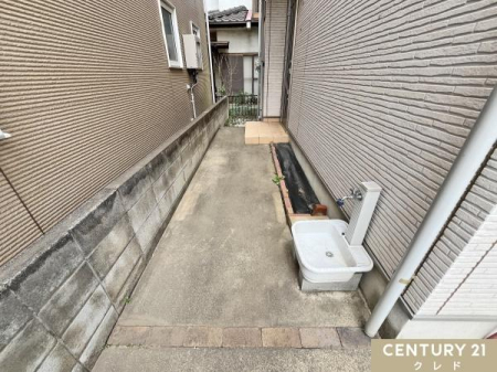 ���̑����n �y�O�����z
���q�l�̃v�[���␅�V�сA�K�[�f�j���O���ԂȂǂɕ֗��ȊO����������܂��B
�A�E�g�h�A�E���W���[�D���̕���y�b�g�������Ă�����ɂ��������ݔ��ł��B