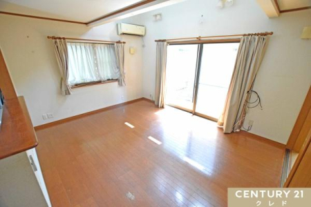 ���r���O �yLDK10���z
�i�`�������ȓ����͉Ƌ��I�΂���Ԃɓ��ꊴ�������炵�܂��B
�אڂ���a���ƍ��킹�Ă��L����ԂƂ��Ă����g�����������܂��B
