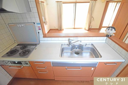 �L�b�`�� ���r���O�ŗV�Ԃ��q���܂������Ȃ��璲�����ł���A���S�̑Ζʎ��L�b�`���B
�J�E���^�[�t���Ń_�C�j���O�ւ̐H���̎󂯓n����Еt�������₷���݌v�B