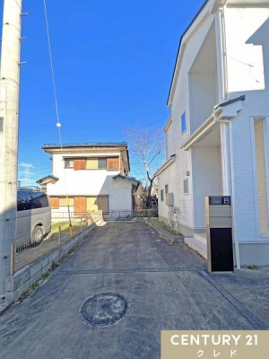 ���ԏ� ���s�����m�ۂ����R���N���[�g�ܑ��ς݂̒��ԃX�y�[�X�B
�J�̓��̏��~������K�I
�O�ʓ��H�͎Ԓʂ�����Ȃ��A���Ԃ����S�ł��B