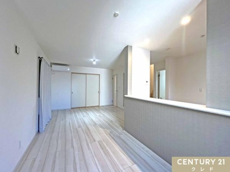 ���r���O �yLDK16.5���z
�쓌�ʂɑ���݂������r���O�E�_�C�j���O�́A���邢���������Ղ�Ɠ��鋏�S�n�̗ǂ��X�y�[�X�B�Ƌ�̔z�u�����₷�����C�A�E�g���y���߂܂��B