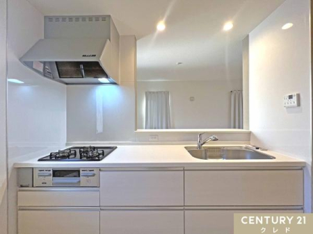 �L�b�`�� ���Ƒ��Ƃ̃R�~���j�P�[�V�������Ƃ�₷���Ζʎ��L�b�`���I
�J�E���^�[�t���Ń_�C�j���O�ւ̐H���̎󂯓n����Еt�������₷���݌v�B