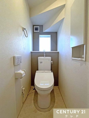 �g�C�� �g������̗ǂ��������֍��ɁA��􂢈�̌^�^���N��������g�C���B
�I���[������A�y�[�p�[�ނ⏬������������Еt�����܂��B