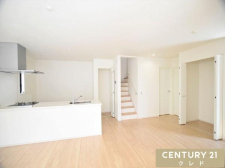 ���r���O �Ζʎ��L�b�`���ƃ��r���O�K�i���̗p�������r���O�B
�Ƒ��̗l�q�������Ȃ���Ǝ����ł��A���R�Ɖ�b�����܂���Ԃł��B