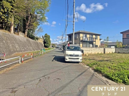 �o���R�j�[ �s�s�^�f�U�C�i�[�Y�Z������R�ɒa�����܂��B�_�[�N�O���[�ƃz���C�g�̃c�[�g���J���[���ڂ������A�������ꂽ�V���[�v�ȊO�σf�U�C���B