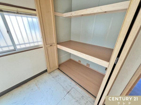 ���[ �y�m��12���z
2�i�\���ŁA���s���E���Ƃ��ɏ\���Ȏ��[�X�y�[�X�B
���ށE���i�E�݌ɁE����ނ��܂Ƃ߂Đ����ł��A��������������ƕۂĂ܂��B