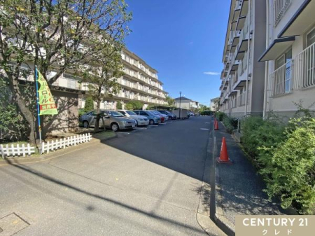  �~�n���ɂ͒��ԏꂠ��B�󂫂̏ꏊ��ԃT�C�Y�̐���������܂��̂ŁA����]�̏ꍇ�͂��C�y�ɂ��m�F���������܂��B