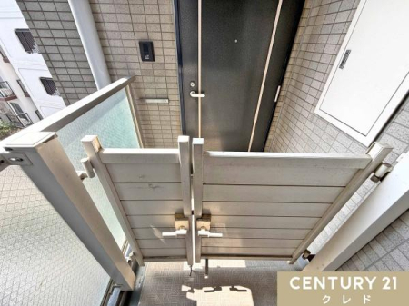 ���� �y�|�[�`�t���̌��ցz
������璆�̃X�y�[�X�ɏo����ł���̂͂��̕����̋��Z�҂݂̂̂��߁A�v���C�o�V�[������₷���A�h�Ɛ������܂�܂��B�|�[�`���ɂ��q�l�̎O�֎Ԃ�V���u���Ă����̂������ł��ˁB