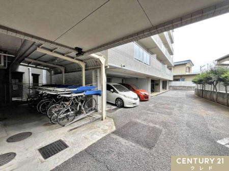 ���̑����p�� ���ԏ�i���z6000�`7000�~�j
���֏�i���z300�~���N�z�ꊇ�����j
�o�C�N�u����i���z1000�~�j������܂��B
�󂫏󋵂͗v�m�F�B