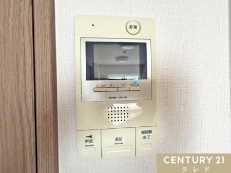 ���̑� �yTV���j�^�[�t���C���^�[�t�H���z  
���K�҂̎p�������̃��j�^�[�Ŋm�F�ł�����S�̐ݔ��B  
�Z�[���X�Ȃǂ̑Ή����T�������Ƃ���A���q�l�̂�����Ԏ��ɂ��S�����@�\�ł��B