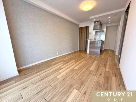 ���r���O �yLDK11.1���z
�Ƒ���F�l���W���A�y�����H���Ɖ�b���n�܂�LDK�́A��̊����������郏���t���A�B
�A�N�Z���g�N���X����Ԃɍʂ�������A�S�̂��������܂�܂��B