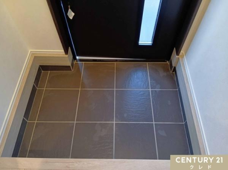 ���� ���փh�A�̃X���b�g���玩�R�����������ށA���邭�J���I�Ȍ��ցB
���ւ����Ƃ����Ƀ��r���O�ւƂȂ���A�ו��̑������̋A����X�g���t���[�I