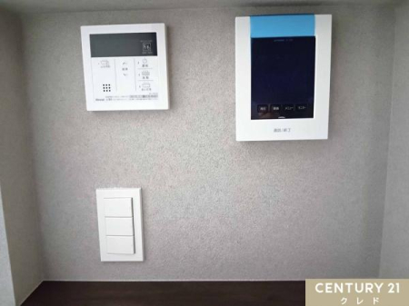 ���̑� �y�ǂ������@�\�ETV���j�^�[�t���̃C���^�[�z���z
�X�C�b�`1�ň��ʂ̓��𗁑��ɒ�������A�ۉ���ǂ����������邱�Ƃ��ł��܂��B
���������ڂŗ��q���m�F�ł�����S�̖h�Ɛݔ��ł��B