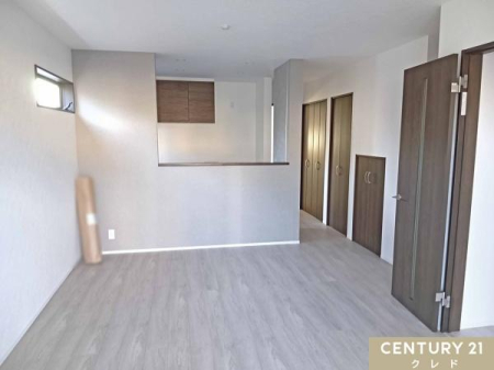 ���r���O �yLDK15.3���z
�Ζʎ��L�b�`���⃊�r���O�K�i�ȂǉƑ��Ƃ̂Ȃ������ސ݌v�B
�H���̃X�g�b�N�i����p�i���X�b�L���Еt�����[�t���B