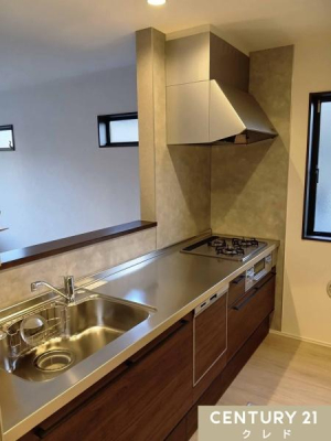 �L�b�`�� �Ǝ����Z�̐H��@��򐅊�𓋍ڂ����V�X�e���L�b�`���B
�����ɂ͏������[������A�H�ނ̃X�g�b�N�╁�i�g��Ȃ��������̎��[�ɕ֗��ł��B