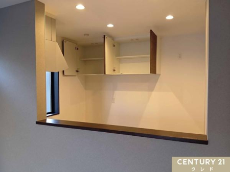 �L�b�`�� ���r���O�ɂ���Ƒ��Ɖ�b���Ȃ��痿�����y���߂�Ζʎ��L�b�`���B
�L�x�Ȓ݂�˒I������̂ŃL�b�`�������������������ۂĂ܂��B