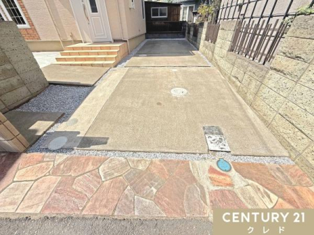 ���ԏ� �����K���^�C���ƃx�[�W���̊O�ǂ���i�Ȉ�ۂ�^����O�σf�U�C���B
�c��2�䕪�̒��ԃX�y�[�X���m�ۂ��Ă���A�J�[���C�t�����K�B