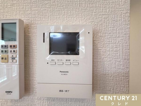 ���̑� �yTV���j�^�[�t���C���^�[�t�H���z  
���K�҂̎p�������̃��j�^�[�Ŋm�F�ł�����S�̐ݔ��B�Z�[���X�Ȃǂ̑Ή����T�������Ƃ���A���q�l�̂�����Ԏ��ɂ��S�����@�\�ł��B