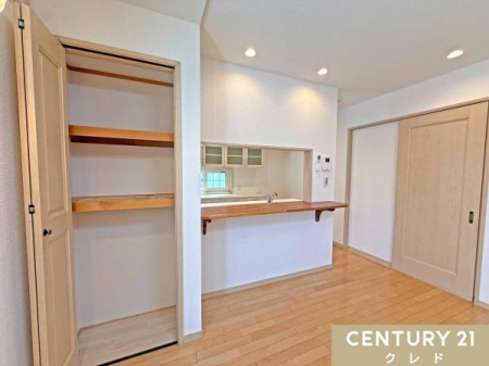 ���[ �y���r���O���[�z
���t���̃��r���O���[������܂��B
���p�i�⏑�ށA�X�g�b�N�i�����₷�������ł��܂��B�������������ƉB����̂ŁA�}�ȗ��q�������S�ł��I