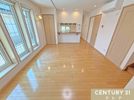 ���r���O �yLDK15.44���z
�S�ʃN���X���֍ς݁I
��̊����������郊�r���O�C���K�i�ł��q�l�̎p������Ĉ��S�B
���[��2�J���ɐ݂��Ă��܂��B