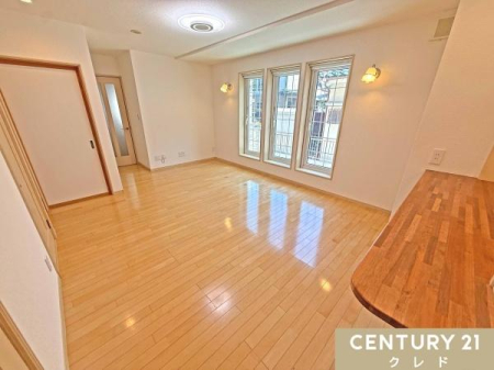 ���r���O �yLDK15.44���z
��ɉ������S�ُ��g�[�t���B
��ʂɑ���݂������r���O�E�_�C�j���O�́A���邢���������Ղ�Ɠ��鋏�S�n�̗ǂ��X�y�[�X�ɁB