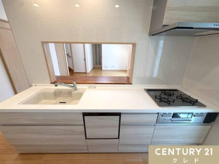 �L�b�`�� �H��@�E3���R�����t���̃V�X�e���L�b�`���ɐV�K�����I
���r���O�ƂȂ���ΖʃX�^�C���ŁA���������Ƒ��Ɖ�b�����₷�����C�A�E�g�B