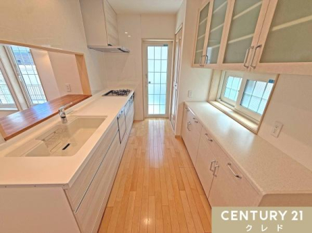 �L�b�`�� ���C�ɕ֗��ȏ����A�L�x�Ȏ��[�Ȃǃf�U�C�����Ƌ@�\���𗼗��������L�b�`���I�Ǝ������ɂ����������Ƃ肠��X�y�[�X�B�S�~�o���ɕ֗��ȏ�����t���B