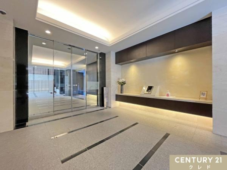 �G���g�����X �z�e�����C�N�ō���������G���g�����X�́A���S�̃I�[�g���b�N�����B�h�Ɩʂɂ��z������Ă���A���Ƒ����؂ȃy�b�g�Ƃ̕�炵�����S�ł��B