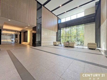 ���r�[ �Q�X�g�����������Ȃ�A���������郍�r�[�B�傫�ȑ����獷�����ތ��Ɣ������ؒ낪�A����ɖ��₵��^���Ă���܂��B