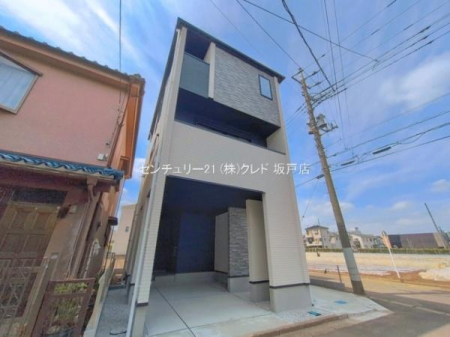 ���ԏ� ����2��\�I��1��̓r���g�C���K���[�W�B
��؂Ȃ��Ԃ��J�⎇�O���Ȃǂ�����܂��B