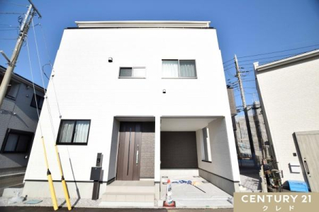 �O�ʓ��H�܂ތ��n�ʐ^ �����V�h���u���ˁv�w�k��9���B
���ӂɂ̓X�[�p�[�E�R���r�j�E�h���b�O�X�g�A�Ȃǂ̏��Ǝ{�݂��[���B�q��Đ��тɂ��������A�֗��ň��S�ȏZ���������Ă��܂��B