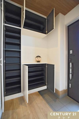 ���� �R�̎��^�̑�^�V���[�Y�{�b�N�X���t�������ցB
���Ƒ��S�����̌C�������Ղ�Ǝ��[�ł���̂ŁA���֎��肪������������ƕЕt���܂��B