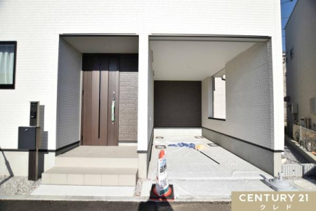 ���ԏ� ����1��\�ȃr���h�C���K���[�W�B
�J�̓��ł��G�ꂸ�ɎԂɏ��~��ł���̂ŁA�ו��̐ς݉��낵�┃�����A������S�ł��B