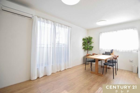 ���r���O �̌��ƃv���C�o�V�[�ɔz������2�K���r���O�B�O����̎������C�ɂ����A�J�[�e�����J���ĊJ���I�ɉ߂�����v���C�x�[�g��Ԃł��B