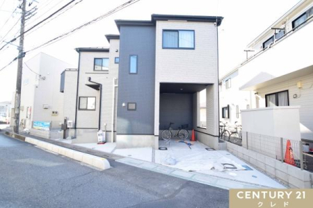 �O�ʓ��H�܂ތ��n�ʐ^ �����V�h���u���ˁv�w�k��9���B
���ӂɂ̓X�[�p�[�E�R���r�j�E�h���b�O�X�g�A�Ȃǂ̏��Ǝ{�݂��[���B�q��Đ��тɂ��������A�֗��ň��S�ȏZ���������Ă��܂��B