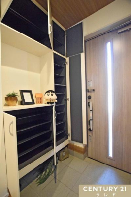 ���� �R�̎��^�̑�^�V���[�Y�{�b�N�X���t�������ցB
���Ƒ��S�����̌C�������Ղ�Ǝ��[�ł���̂ŁA���֎��肪������������ƕЕt���܂��B