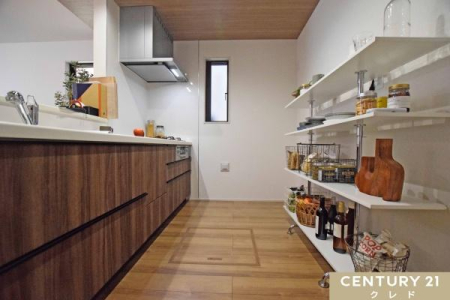 �L�b�`�� �w�ʂ̃I�[�v���V�F���t�ɂ͂��C�ɓ���̐H���G�݂������āu��������[�v���y���߂܂��B�����̗������y�����Ȃ�A������肪�l�܂����L�b�`���ł�