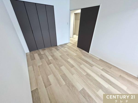�m�� �y�m��6���z
�����N���X�Ƀ_�[�N�J���[�̌���f����A���_����6���̗m���B���C�ɓ���̉Ƌ��z�u���āA���������̓��ʂȃ����b�N�X��Ԃ����グ�Ă��������B
