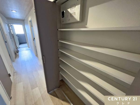 ���[ �L���ɂ͂���Ɗ�������e�ʂ̎��[�X�y�[�X�������B���p�i�̃X�g�b�N�͂������A���Ƒ��̋��L�A�C�e����h�ЃO�b�Y�̒u���ꏊ�Ƃ��Ă��劈�􂵂܂��B