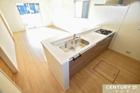 �L�b�`�� �J�����̂���Ζʎ��L�b�`���͉Ƒ��Ɏ�n���ŗ�����H�����n���܂��B
�R�~���j�P�[�V�������Ƃ�Ȃ���X���[�Y�Ȕz�V���Еt�����ł��܂��B