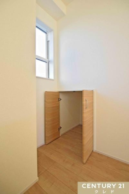 ���[ �yLDK���[�z
���Ƒ����L�Ŏg������[�X�y�[�X�B
���Օi�̃X�g�b�N��|���p�i�A�G�ߊO�̉Ɠd�̎��[�Ȃǂɂ����g�����������܂��B