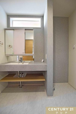 ���ʑ�E���ʏ� �t���t���b�g�J�E���^�[����ۓI�Ȃ������ȃI�[�v���T�j�^���[���̗p�B
�J�E���^�[���ɂ́A�g������̂������[�X�y�[�X�������Ă��܂��B