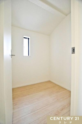 ���[ �y�g�����N���[���z
��ʓI�Ȏ��[���������̂��̂����[�ł����2���̃g�����N���[���B
���s�������������I�⃉�b�N�ݒu�ŏc�̋�Ԃ��L�����p�\�ł��B