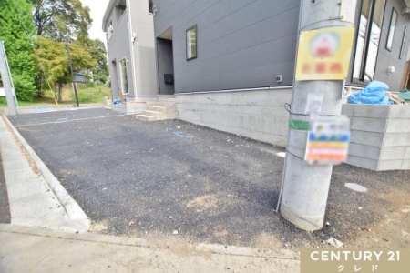 ���ԏ� ���Z�܂��̓J�[�X�y�[�X�t���I
����̖ڗ����ɂ����A�X�t�@���g�ŕܑ�����A�J�̓��ł��ʂ���܂��ԓ��̂��ꂢ���ێ��ł��܂��B
���ӊ����܂߂Ă��ē����܂��I