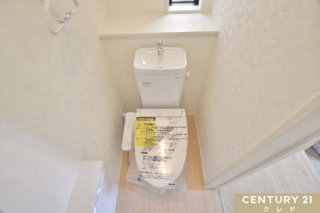 �g�C�� ���Z�܂��ɂ͋@�\�̏[�������������g�C����ݒu�B
���ւ̖��C�����炷���Ƃ��ł��A���≘��̕t���ɂ�������Ő�������ۂ��Ƃ��ł��܂��B