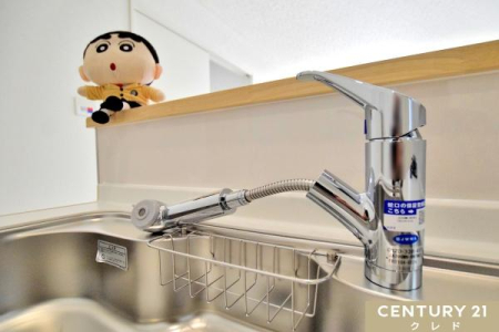 �L�b�`�� �y��Ƃ肠�鑢��̃V���N�z
�傫�ȓ��t���C�p�������̂܂ܐ􂦂�A��Ƃ肠�鑢��̃V���N�ł��B
����Ȃǂ̂��u����A�H��ɂ͉Ƒ����̐H�����x�ɂ܂Ƃߐ􂢂��邱�Ƃ��ł��܂��B