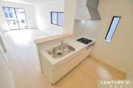 �L�b�`�� �J�����̂���Ζʎ��L�b�`���͉Ƒ��Ɏ�n���ŗ�����H�����n���܂��B
�R�~���j�P�[�V�������Ƃ�Ȃ���X���[�Y�Ȕz�V���Еt�����ł��܂��B
���ꕔCG�ɂ��c�u���P�����s���Ă��܂�