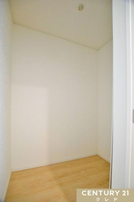 ���[ �y�X�g���[�W���[���z
���ʎ��ׂ̗ɂ�1.5���̃X�g���[�W���[��������܂��B
�傫�ȃX�g�b�N�Ȃǂ𐮗����A�X�b�L���Ƃ���������ۂĂ܂��B