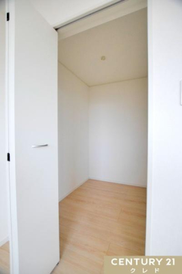 ���[ �yWIC�z
�ߗނ�C�������I�ɐ����ł���֗��Ȏ��[�B
�ߑւ������₷���A���[�I��t�b�N�������ď����𐮗��B�A�N�Z�T���[��o�b�O���ꏏ�Ɏ��[�ł��邽�߁A��������Ƃ�����Ԃ�ۂĂ܂��B