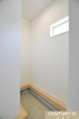 ���[ �y�V���[�Y�C���N���[�[�b�g�z
���ւɂ̓V���[�Y�C���N���[�[�b�g������܂��B
�y����̕t�������|�p�i��A�E�g�h�A�p�i�A���q�l�̕������̓���Ȃǂ��X�b�L���Ǝ��[�ł��A�Ƒ��̕��ׂ��Ԃ����܂��B